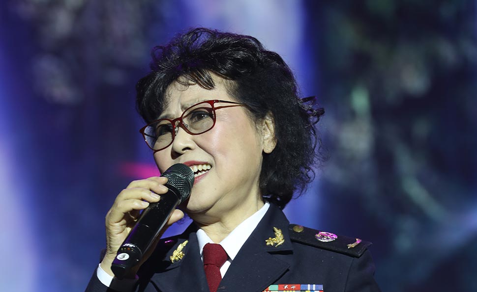 卞小贞演唱《泉水叮咚》、《太阳最红毛主席最亲》