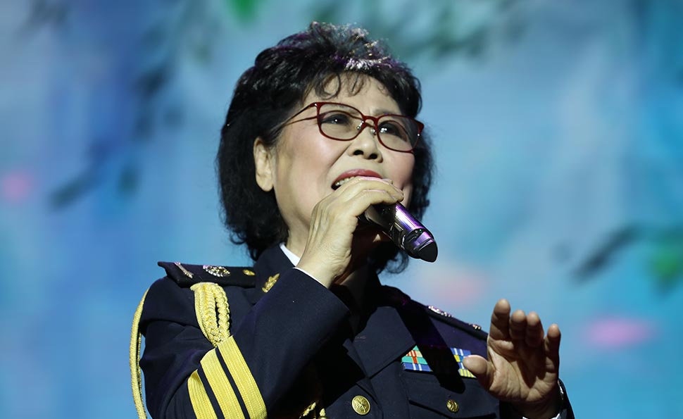 卞小贞演唱《泉水叮咚》、《太阳最红毛主席最亲》