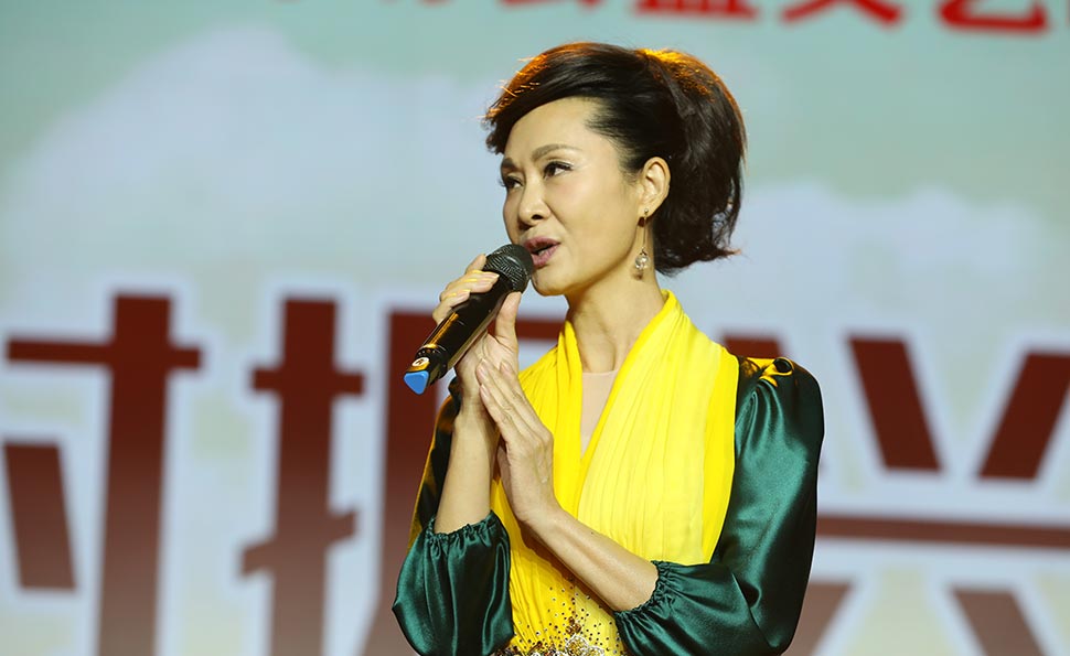 于文华演唱《 在希望的田野上 》、《 想起老妈妈 》