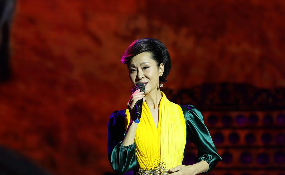 于文华演唱《 在希望的田野上 》、《 想起老妈妈 》